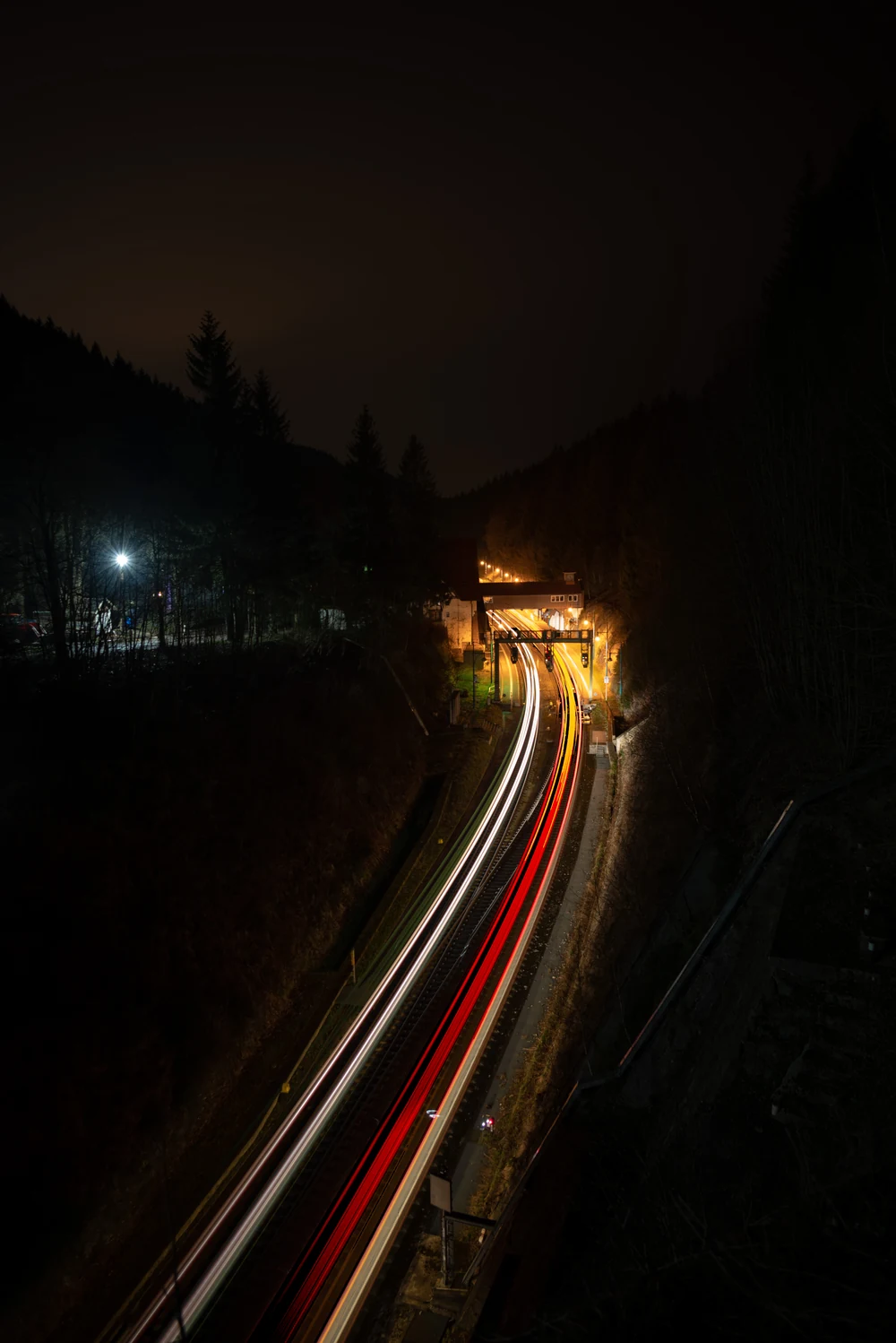 Bahnhof Oberhof mit Licht von zwei Zügen