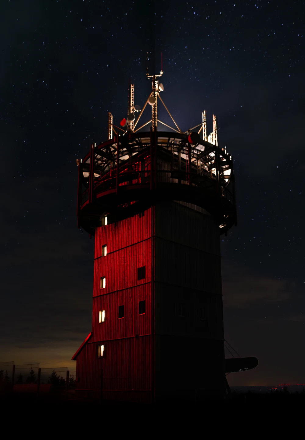 Funkturm im roten Schein