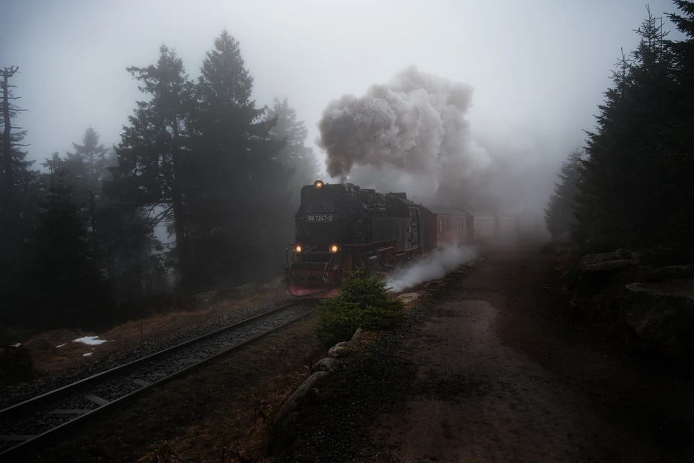Brockenbahn im Nebel auf dem Weg zum Gipfel