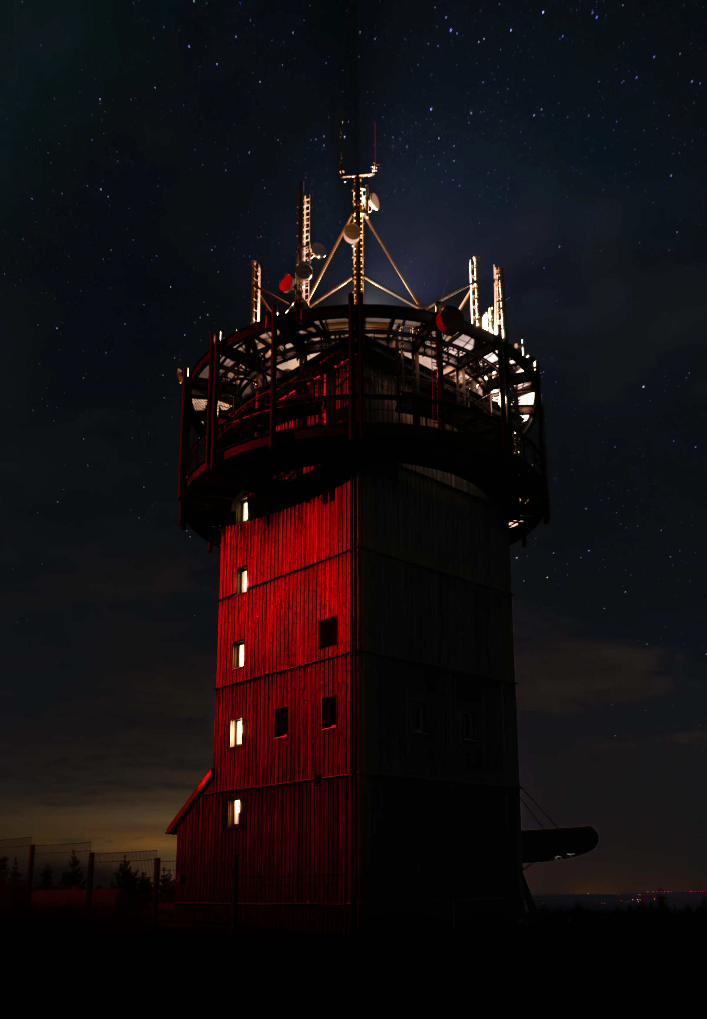 Funkturm im roten Schein