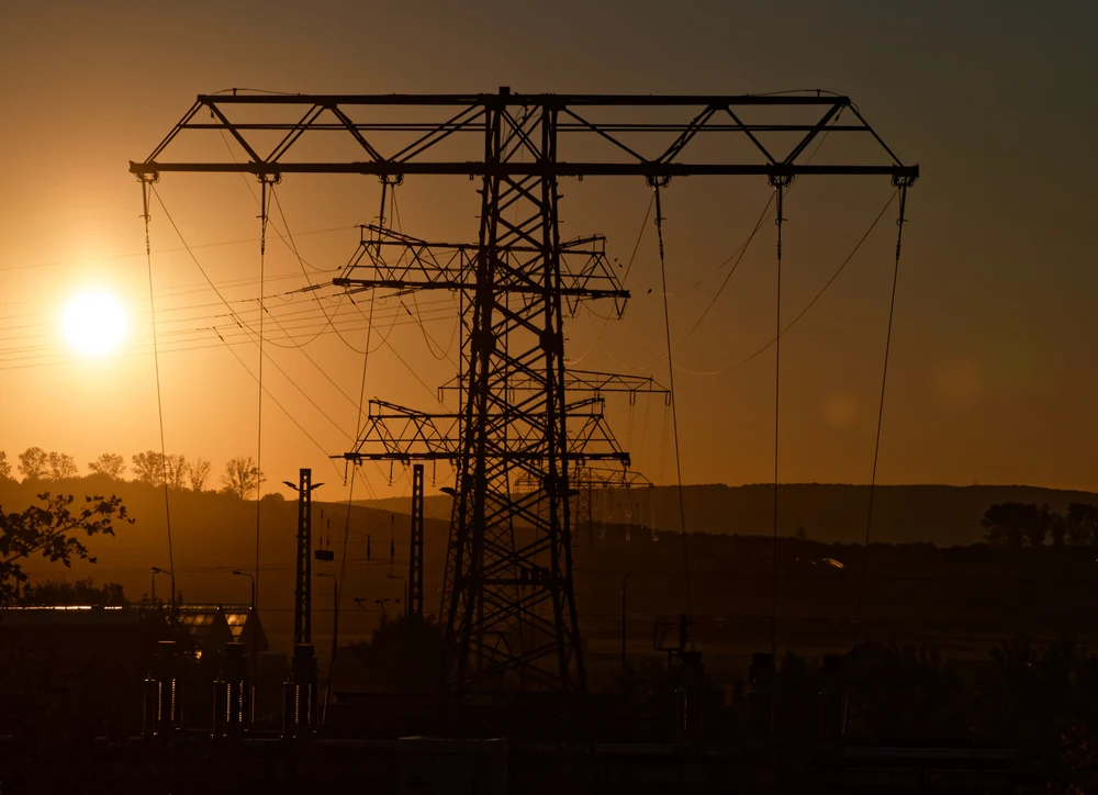 Sonnenaufgang mit Strmversorgung