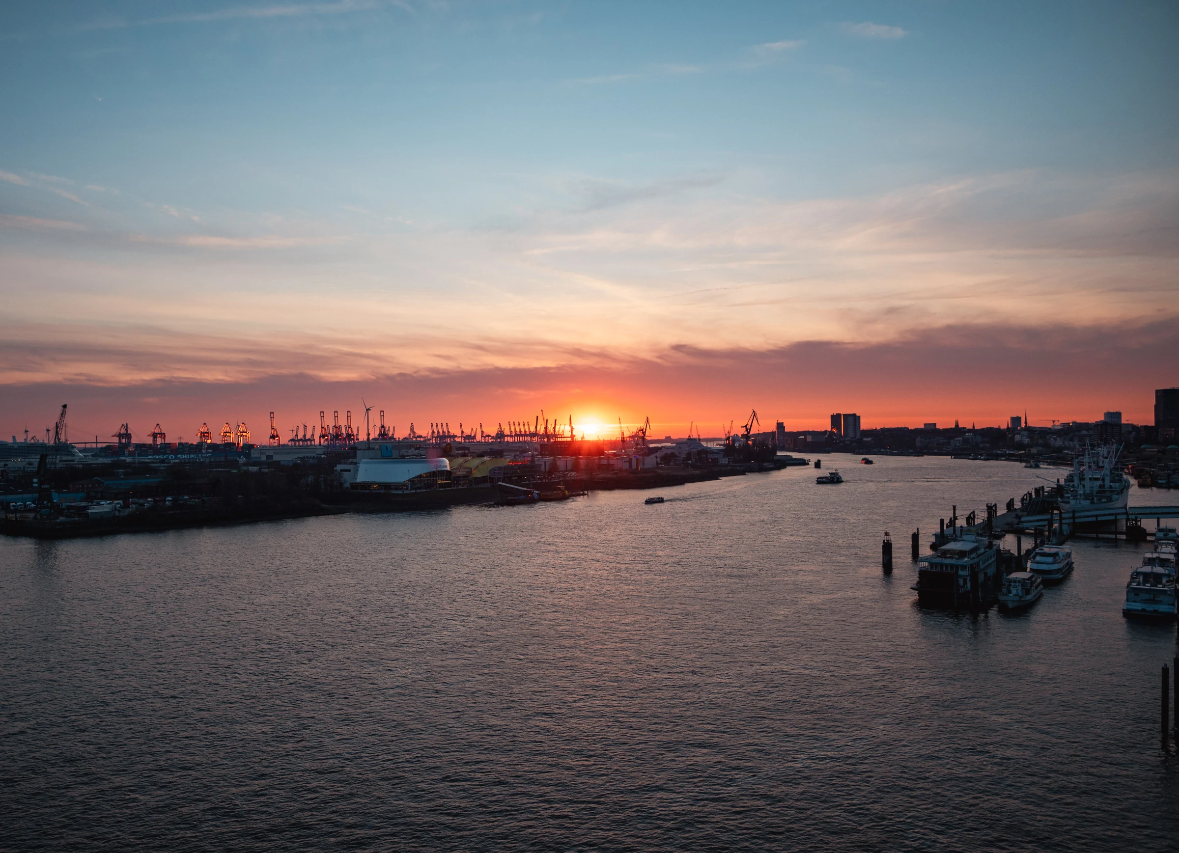 Hamburger Hafen im Sonnenuntergang