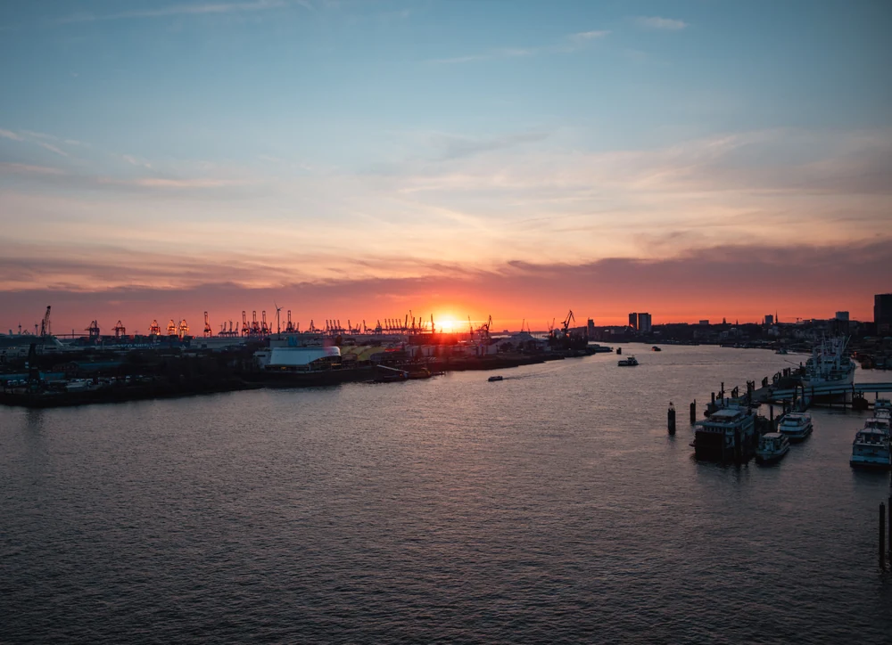 Hamburger Hafen im Sonnenuntergang