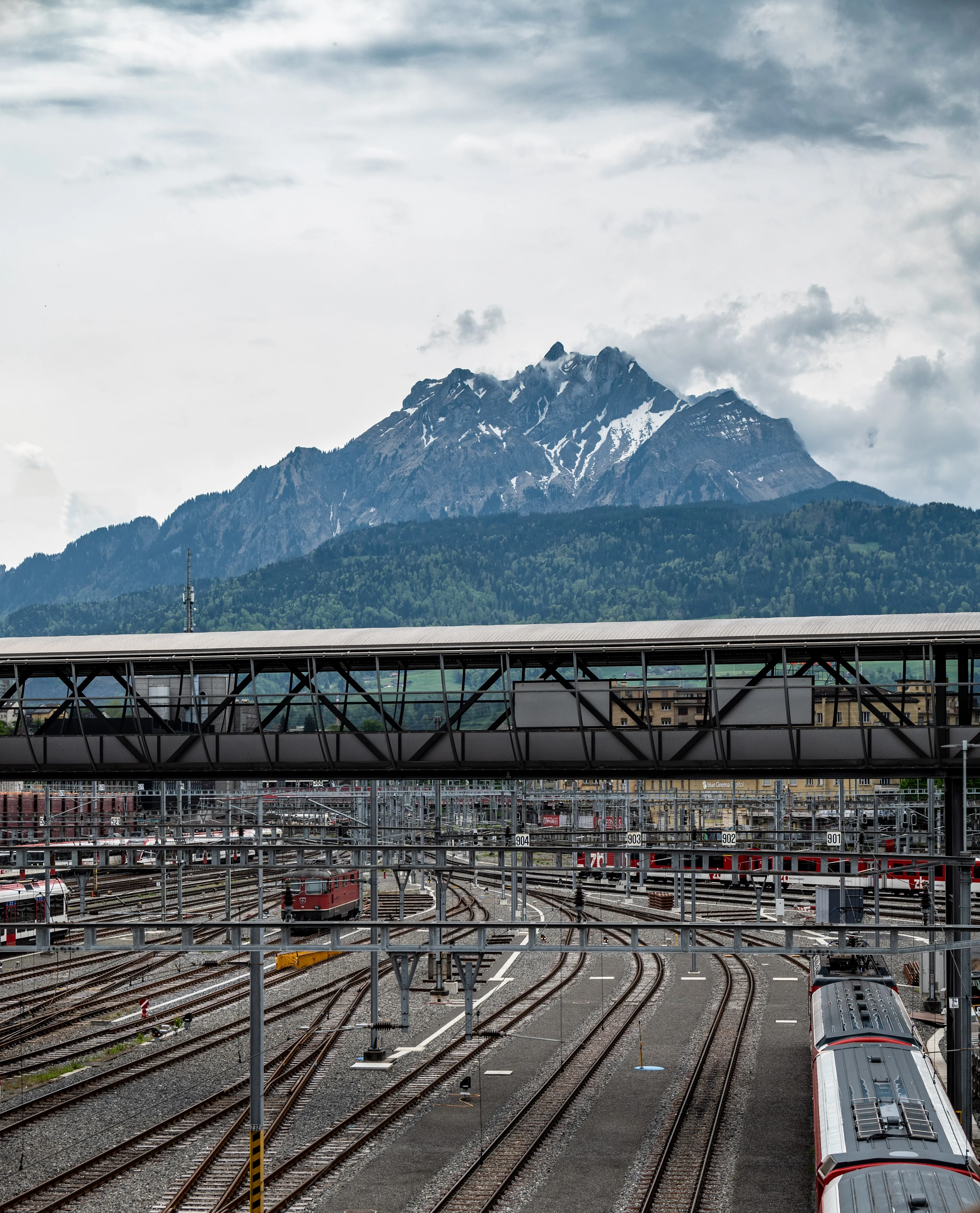 Luzern Bahnhof mit Bergblick