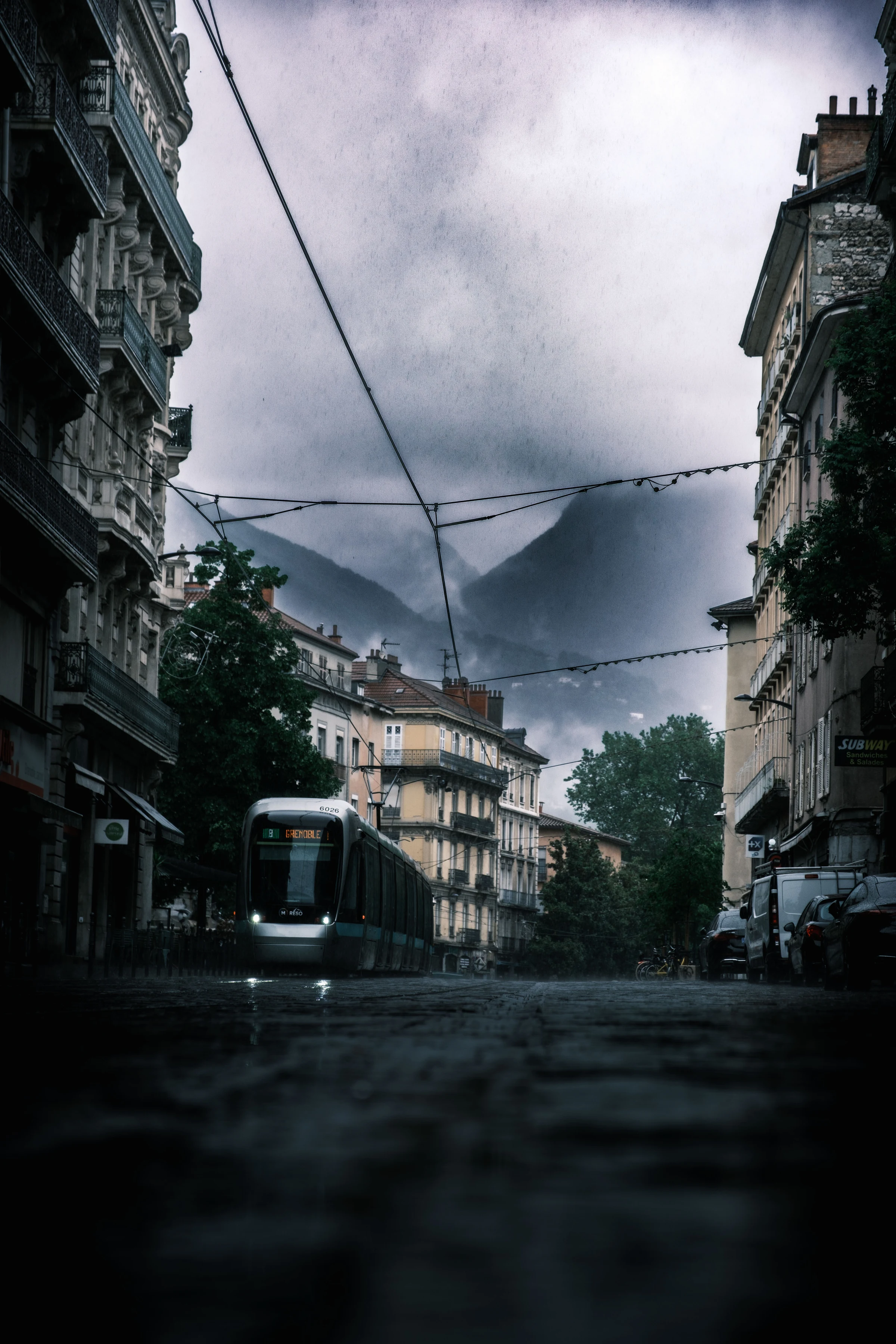 Straßenbahn in Grenoble bei Regen
