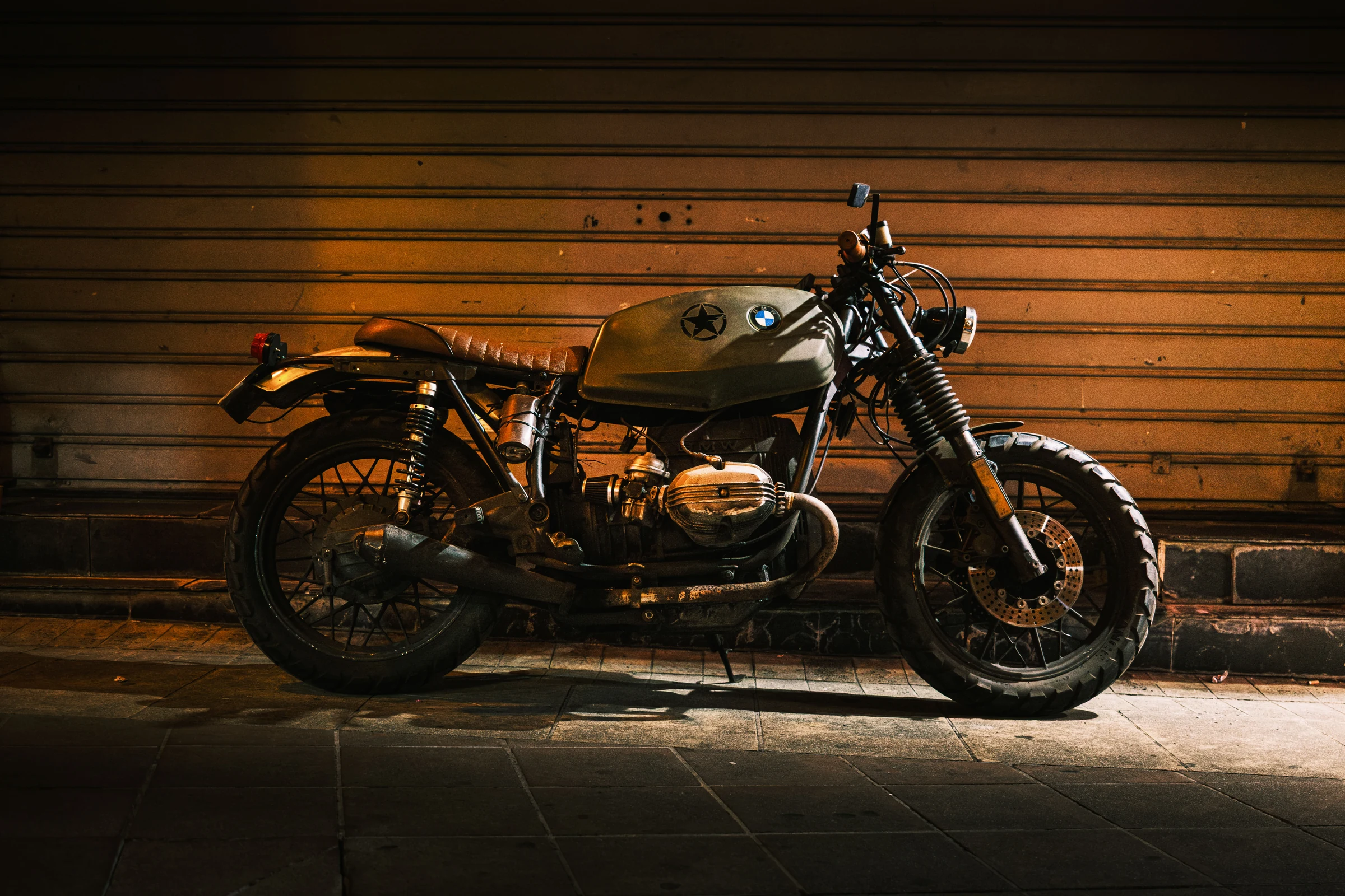 BMW Motorrad vor einem Garagentor